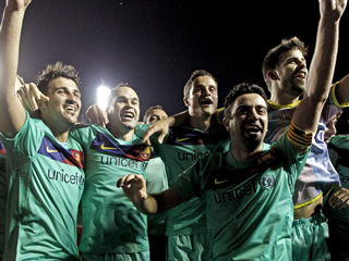 Els jugadors del Barça celebren eufòrics el títol de Lliga. (Foto: EFE)